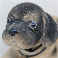 liggende-hund-vippe-hoved-lys-brun-sort-gammelt-legetoej